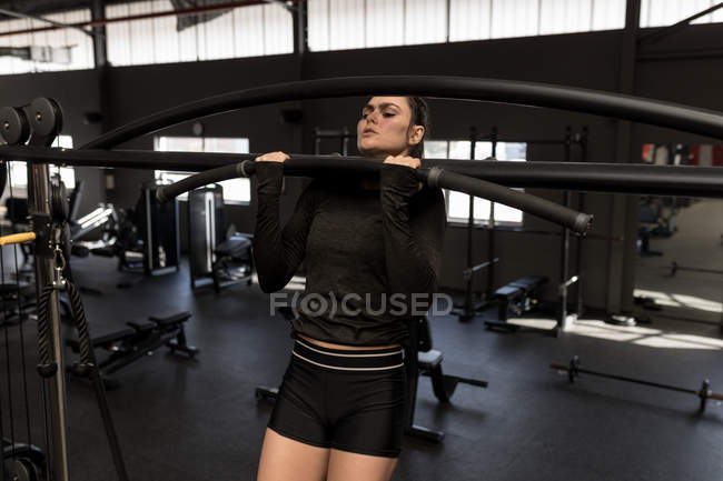 Fit woman exercising in fitness gym — Stock Photo