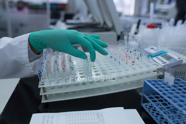 Técnico de laboratório analisando solução química em banco de sangue — Fotografia de Stock