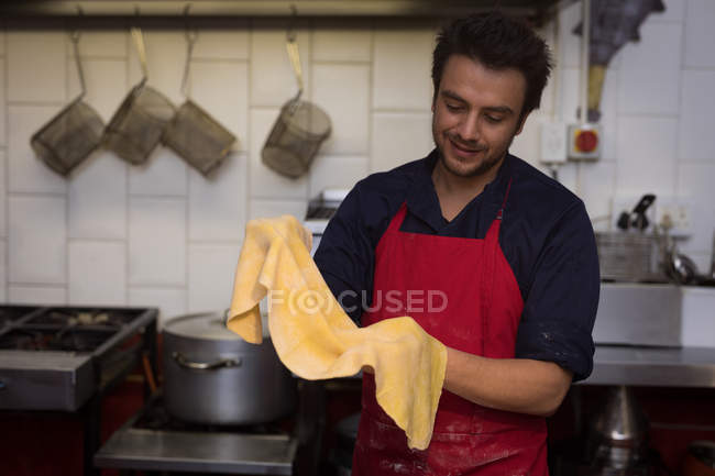 Чоловічий пекар готує макарони в пекарні — стокове фото