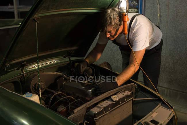 Чоловічий механізм обслуговування автомобіля в гаражі — стокове фото
