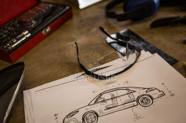 Close-up de óculos de proteção com gráfico em uma mesa — Fotografia de Stock