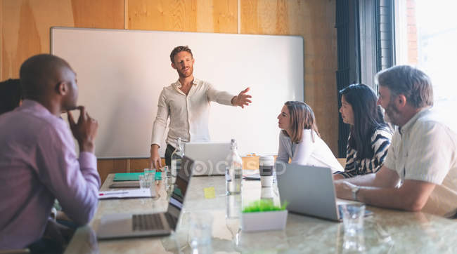 Empresários que discutem na reunião no escritório — Fotografia de Stock