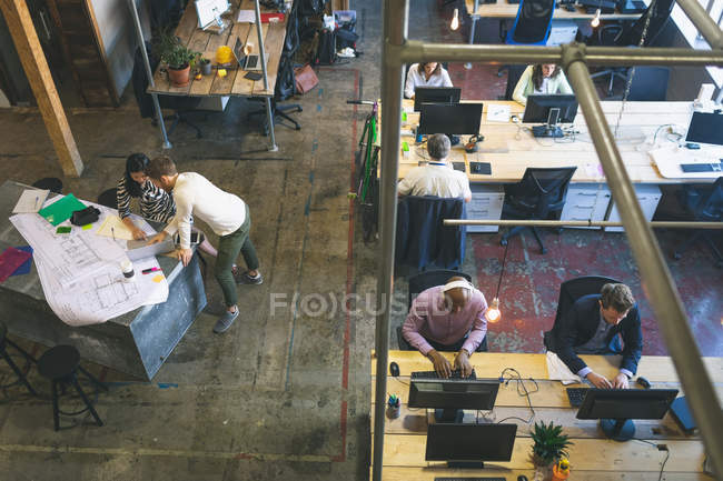 Empresários que trabalham em conjunto no escritório — Fotografia de Stock
