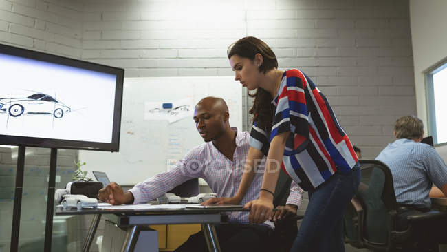 Коллеги по бизнесу обсуждают проект в офисе — стоковое фото