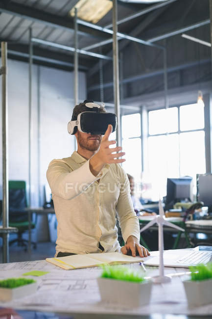 Männliche Führungskraft mit Virtual-Reality-Headset im Büro — Stockfoto