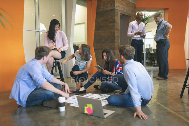 Les gens d'affaires discutent sur les documents au bureau — Photo de stock