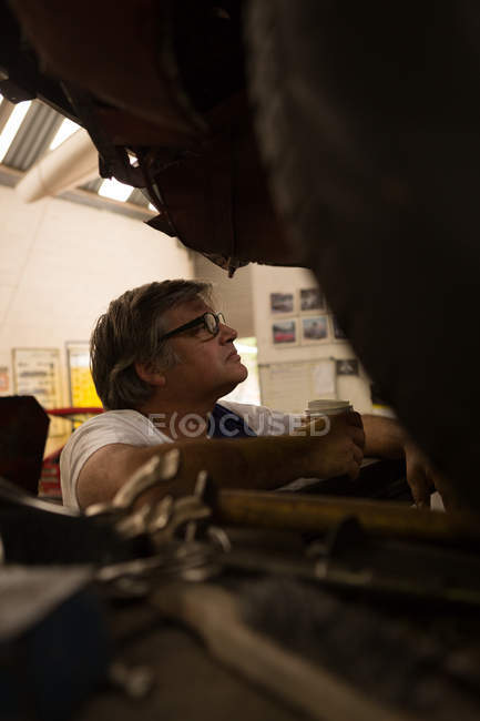 Чоловічий механізм обслуговування автомобіля в гаражі — стокове фото