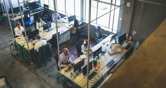 Бизнесмены, работающие вместе в офисе — стоковое фото