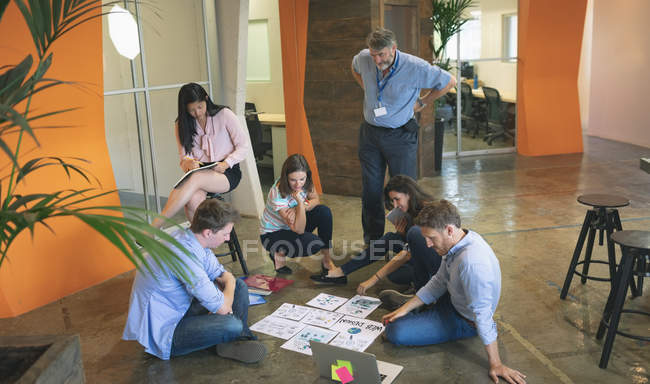 Empresários que discutem sobre documentos no escritório — Fotografia de Stock