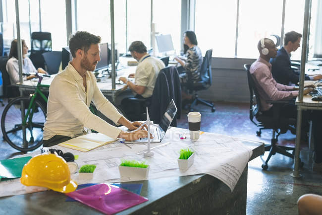 Männliche Führungskraft mit Laptop am Schreibtisch im Büro — Stockfoto