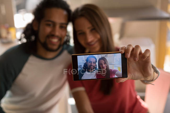 Giovane coppia prendere selfie in caffè — Foto stock