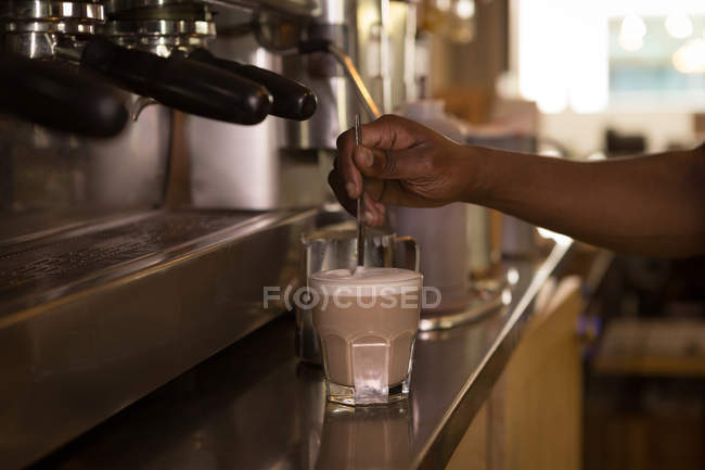 Kellner bereitet Kaffee am Tresen im Café zu — Stockfoto
