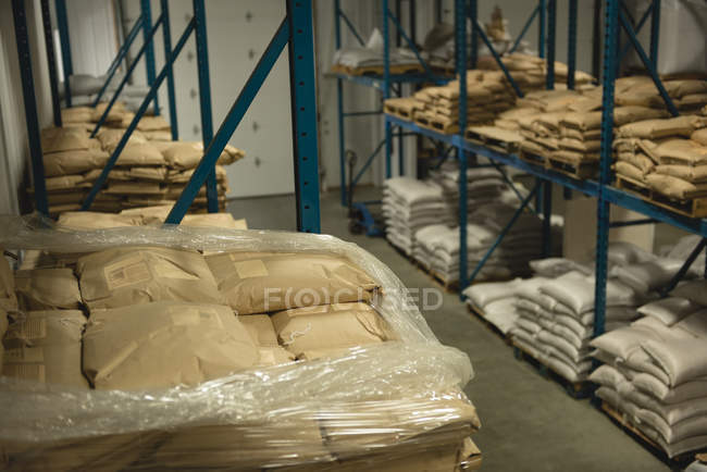 Grãos em sacos de papel no armazém — Fotografia de Stock