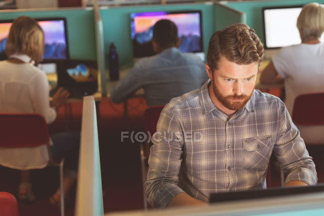 Executivo masculino trabalhando na mesa no escritório — Fotografia de Stock