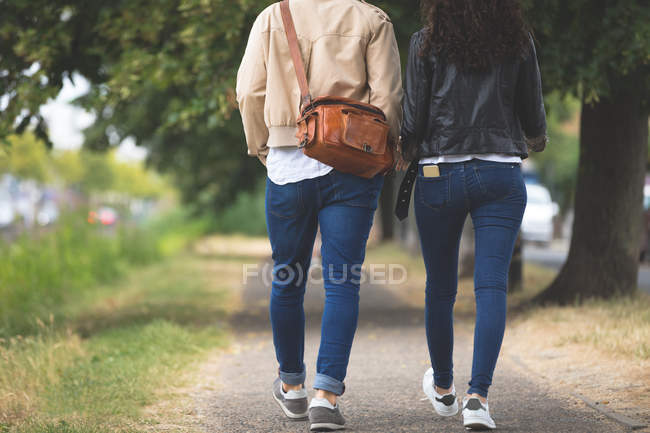 Visão traseira do casal andando na rua na cidade — Fotografia de Stock