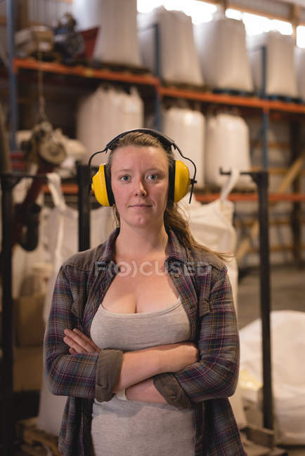 Mulher trabalhadora no armazém — Fotografia de Stock