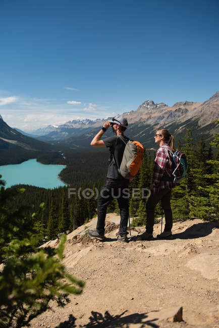 Coppia in piedi insieme in campagna in una giornata di sole — Foto stock