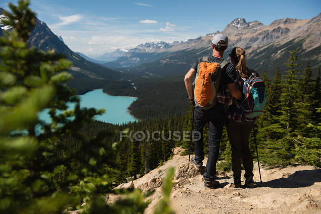 Couple standing together at countryside on a sunny day — Stock Photo