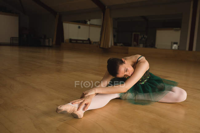 Bailarina practicando danza de ballet en estudio de danza - foto de stock