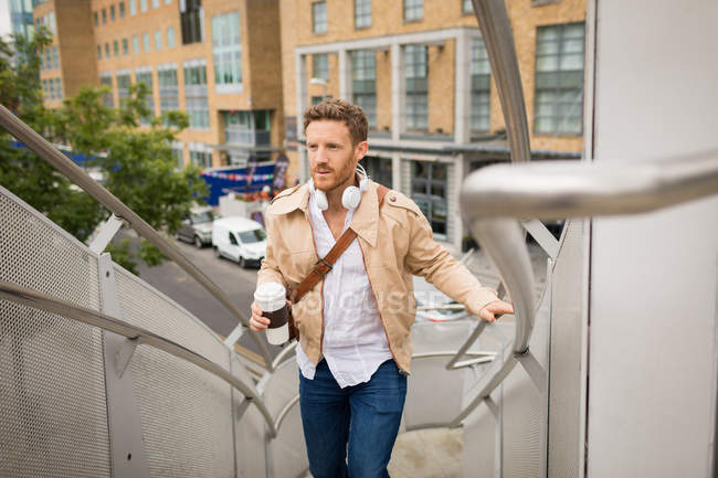 Розумний чоловік піднімається сходами в місті — стокове фото