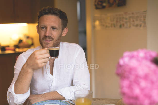 Homem inteligente tendo café preto em casa — Fotografia de Stock