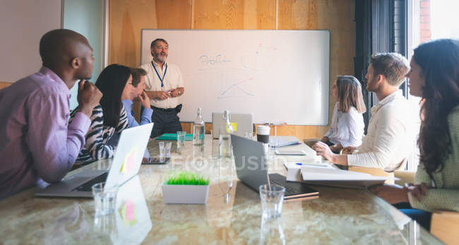 Des hommes d'affaires discutent lors de la réunion au bureau — Photo de stock