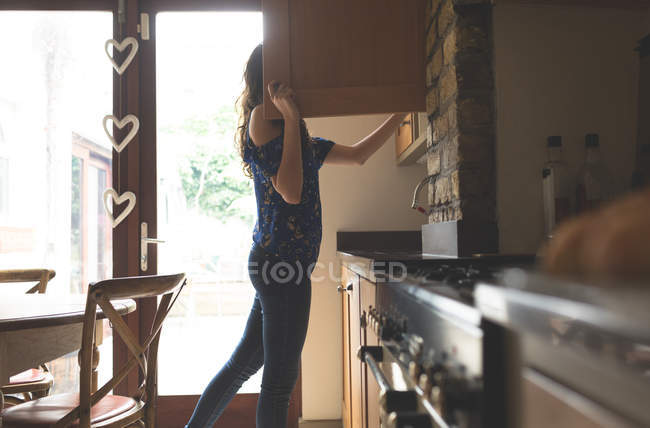 Frau sucht zu Hause in Küche nach Essen — Stockfoto