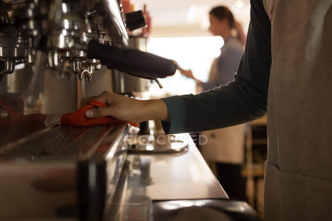 Середня секція офіціанта прибирання кавової машини на кавовому лічильнику — стокове фото