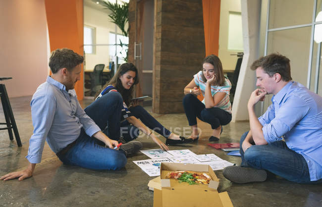 Gente de negocios discutiendo sobre documentos en la oficina - foto de stock