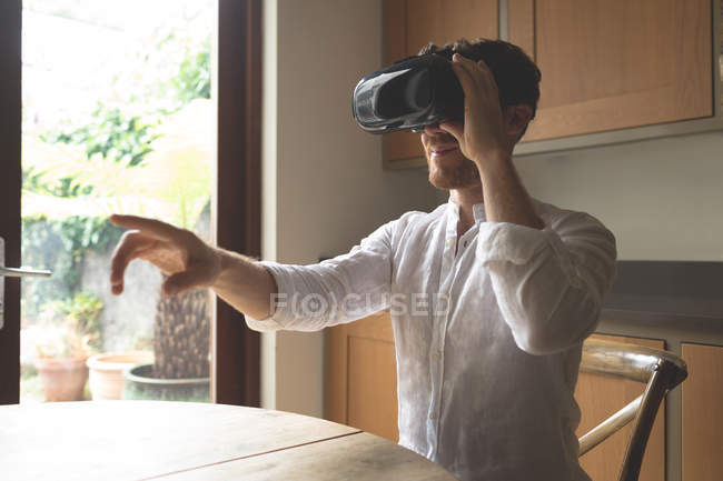 Людина використовує заголовки віртуальної реальності вдома. — стокове фото