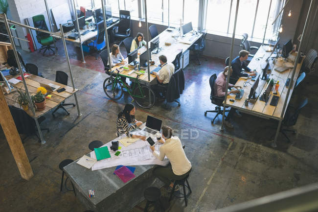 Geschäftsleute arbeiten im Büro zusammen — Stockfoto