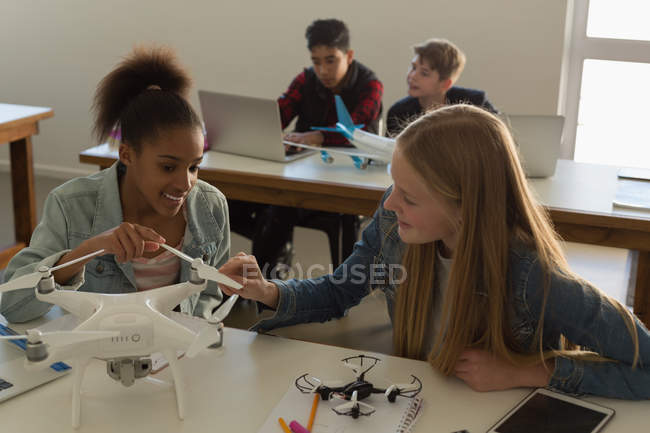 Studenti che discutono insieme su un modello di aeroplano in istituto di formazione — Foto stock