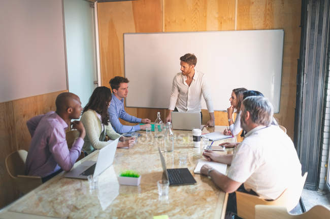 Geschäftsleute diskutieren in der Besprechung im Büro — Stockfoto