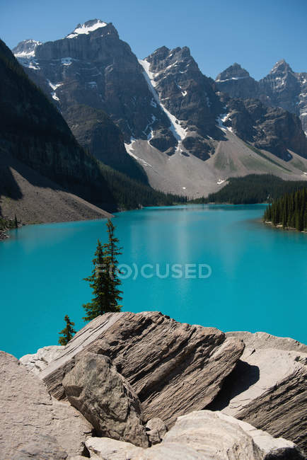 Beautiful river and snow capped mountain on a sunny day — Stock Photo