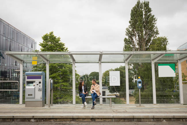 Пара, взаимодействующая друг с другом на платформе на вокзале — стоковое фото