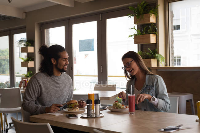 Молода пара їсть у кафе — стокове фото