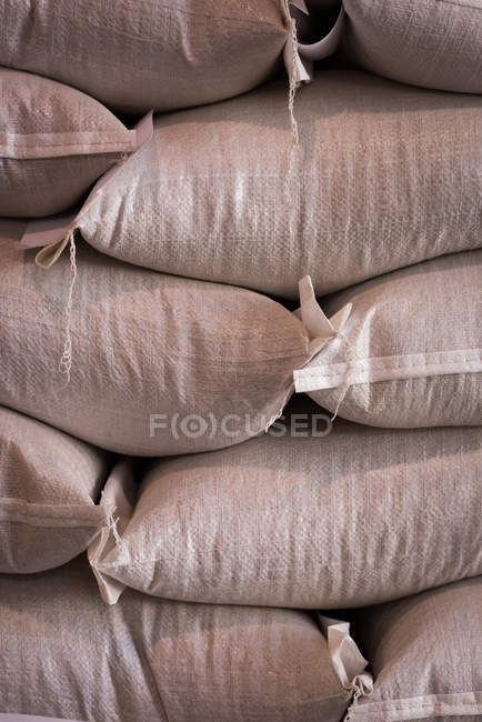 Крупный план зерна в мешках на складе — стоковое фото
