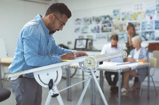 Männliche Führungskraft am Schreibtisch im Amt — Stockfoto