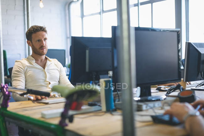 Чоловічий виконавчий працює на комп'ютері на реєстрації в office — стокове фото