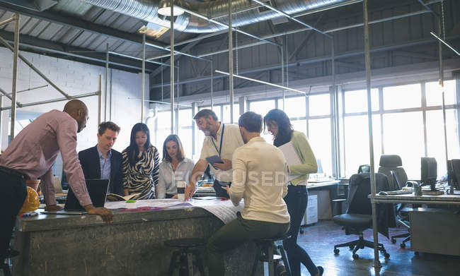 Geschäftsleute diskutieren im Büro über Baupläne — Stockfoto