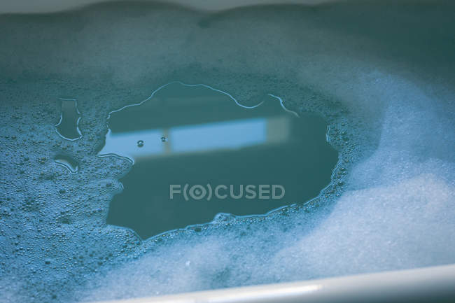 Sabão de água na banheira no banheiro — Fotografia de Stock