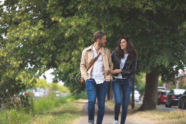 Romantisches Paar interagiert beim Spazierengehen auf der Straße — Stockfoto