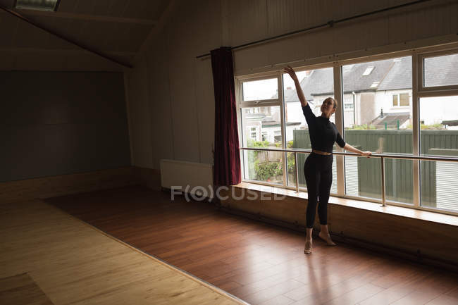 Ballerine pratiquant la danse de ballet au studio de danse — Photo de stock