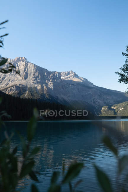 River and mountains at countryside — Stock Photo