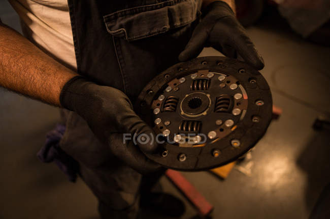 Mittelteil des männlichen Mechanikers hält mac wheel — Stockfoto