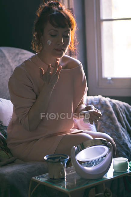 Frau schminkt sich zu Hause — Stockfoto