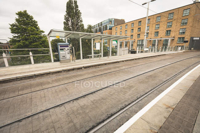 Plataforma vazia e via férrea na estação ferroviária — Fotografia de Stock
