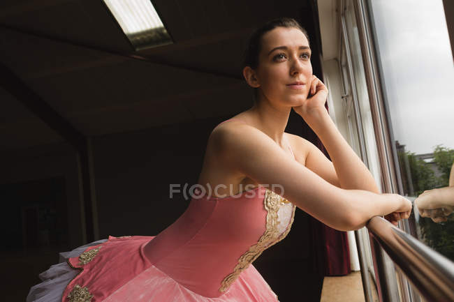 Ragionevole ballerina guardando attraverso la finestra in studio di danza — Foto stock