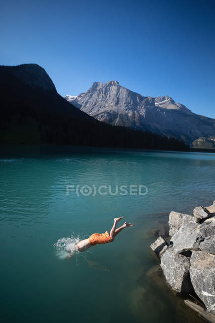 Hombre buceando en el río en el campo - foto de stock