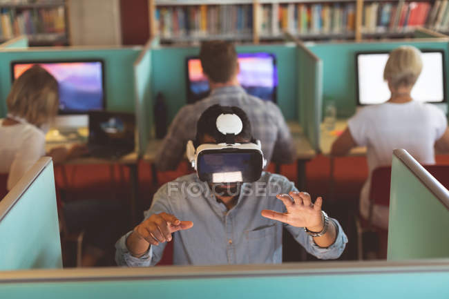 Executivo usando headset realidade virtual na mesa no escritório — Fotografia de Stock